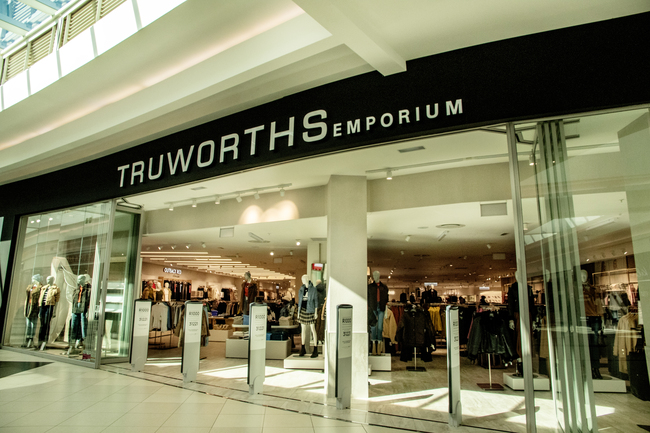 Truworths Learnership Programme 2026 promotional banner featuring program details and application information.